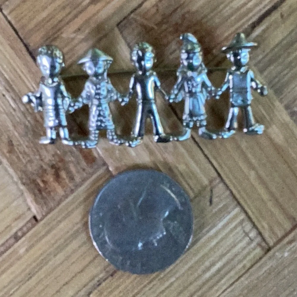 Vintage‎ Premier Silver Children Of The World Holding Hands Peace Love Unity Pin